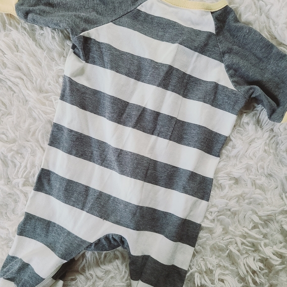 SOLD! Infant Lion Stipe Footsie - Picture 5 of 6